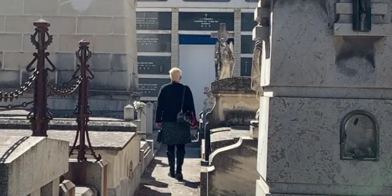 Paloma contreras caminando entre los nichos del cementerio de San Justo. 