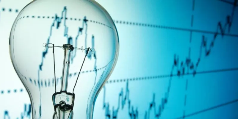 Bombilla e infografía sobre el futuro energético mundial
