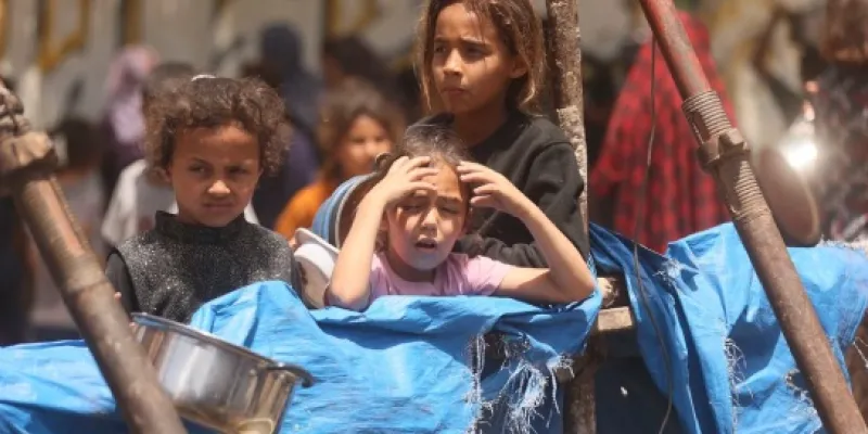 Niños de Gaza esperan con la esperanza de recibir alimentos