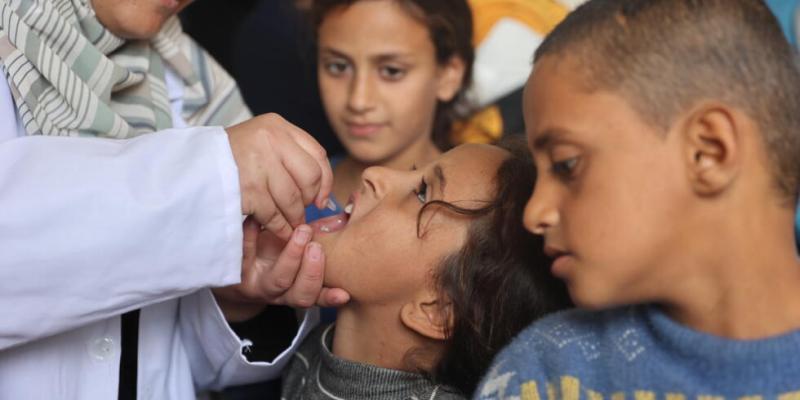 Imagen de una niña recibiendo un tratamiento contra la polio/RFI Gaza se prepara para la vacunación contra la polio