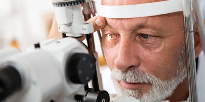 Hombre mayor realizándose un examen ocular para pruebas de glaucoma