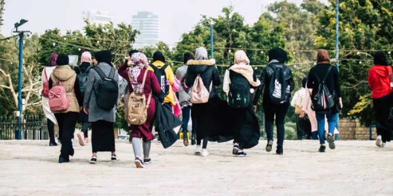 Varias personas caminando de espaldas 