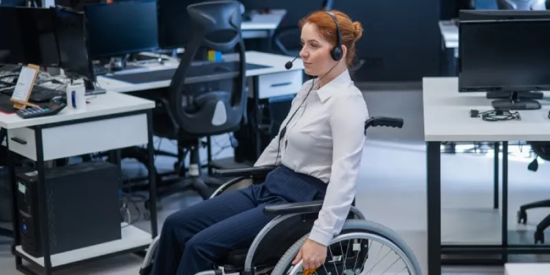 Persona con discapacidad en una oficina 