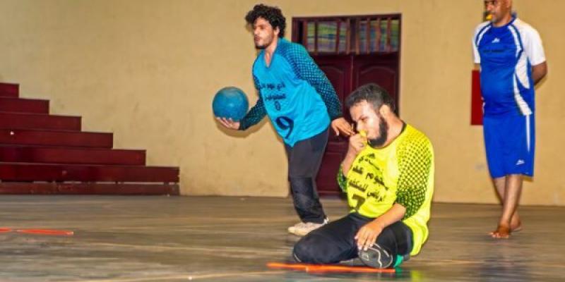 Abdulrahma Sultan (centro), jugador del Club Deportivo Estrellas de Adén para Ciegos, durante un entrenamiento, en marzo de 2023
