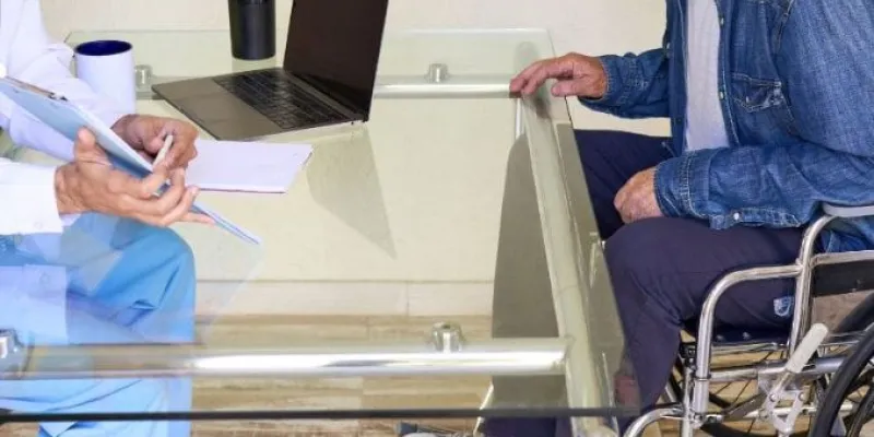 Persona con discapacidad en una consulta médica