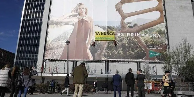 Greenpeace en un edificio de El Corte Inglés en Madrid