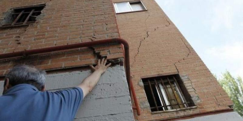 Las grietas recorren toda la fachada del edificio en el cruce de Vergara con Somorrostro