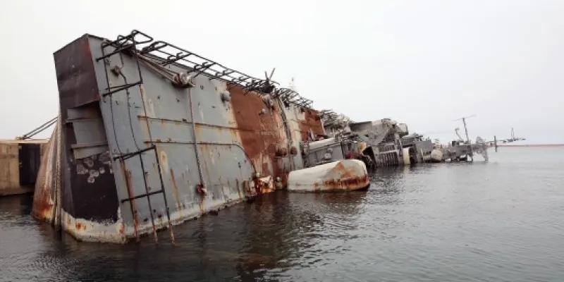 Un buque de guerra destruido en la base naval de Trípoli, en Libia, símbolo del conflicto que sigue en el país.