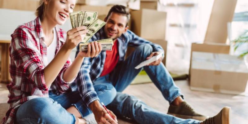 Jóvenes contando dinero