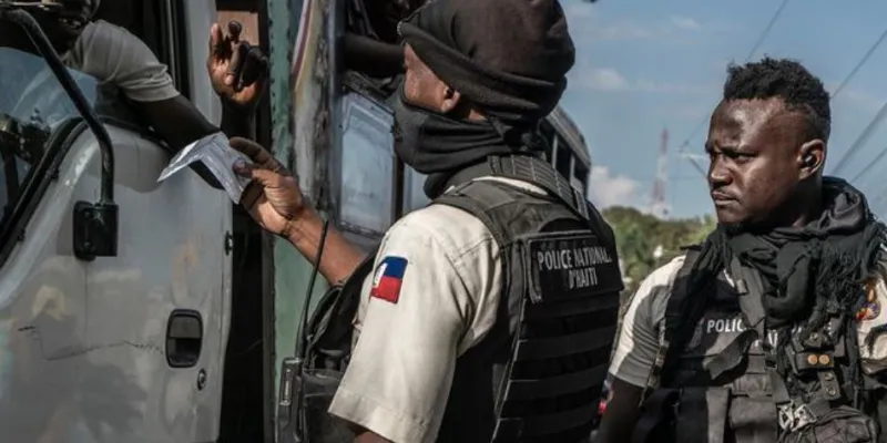 La policía haitiana comprueba los documentos de un conductor en un puesto de control.