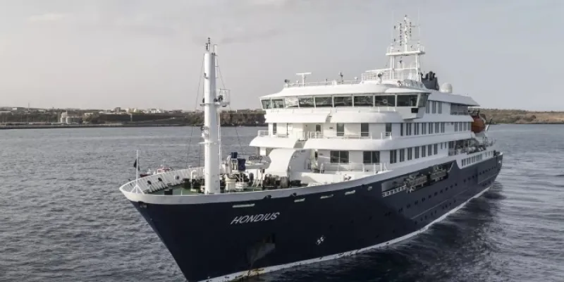 Vista aérea del crucero MV Hondius anclado frente al puerto de Praia, la capital de Cabo Verde
