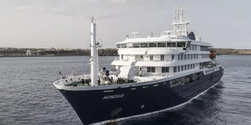 Vista aérea del crucero MV Hondius anclado frente al puerto de Praia, la capital de Cabo Verde