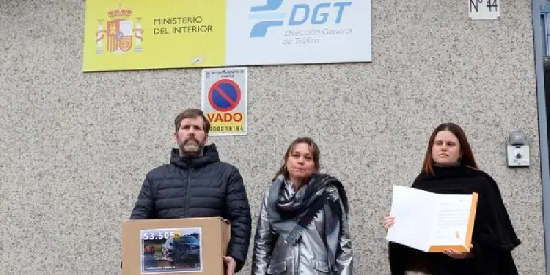La Asociación Hazte Oír con las firmas en contra de multas por no tener la baliza V16
