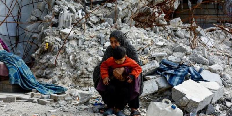 Palestinos caminan entre los escombros de edificios residenciales destruidos durante la guerra , en la ciudad de Gaza. Palestinos caminan entre los escombros de edificios residenciales destruidos durante la guerra , en la ciudad de Gaza. Mahmoud Issa REUTERS