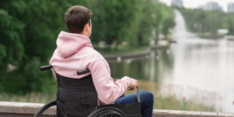 Un adolescente en silla de ruedas