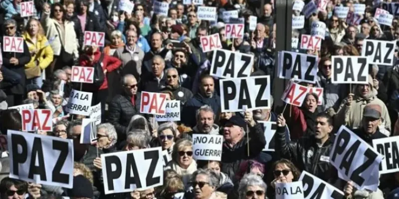 Fotografía de una manifestación convocada en Madrid para acabar con la guerra en Irán