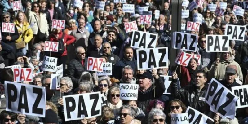 Fotografía de una manifestación convocada en Madrid para acabar con la guerra en Irán