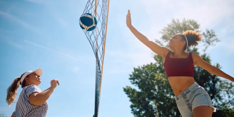 Chicas haciendo deporte en verano