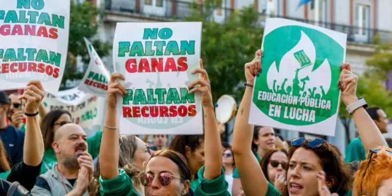 Activistas se congregan ante la Consejería de Educación en la segunda jornada de la huelga indefinida en la educación madrileña este jueves