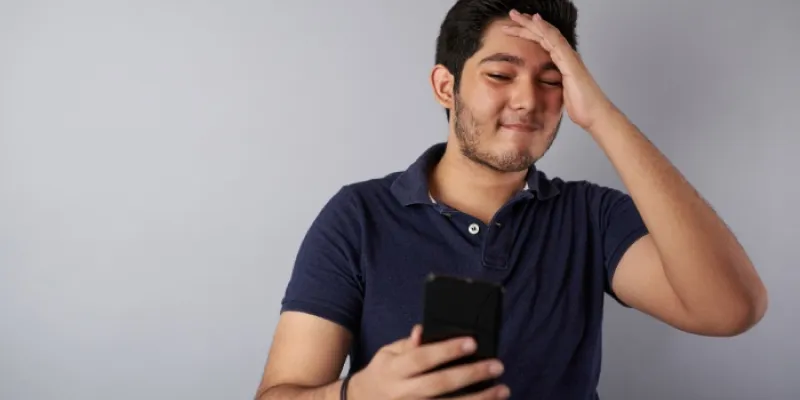 Un adolescente consulta una aplicación móvil