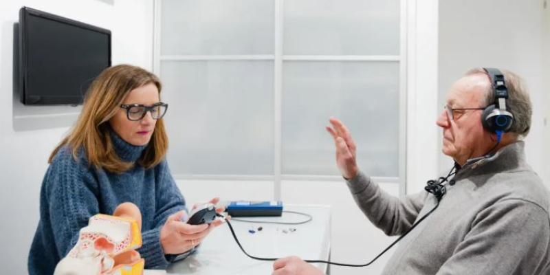 Un hombre se somete a una audiometría.