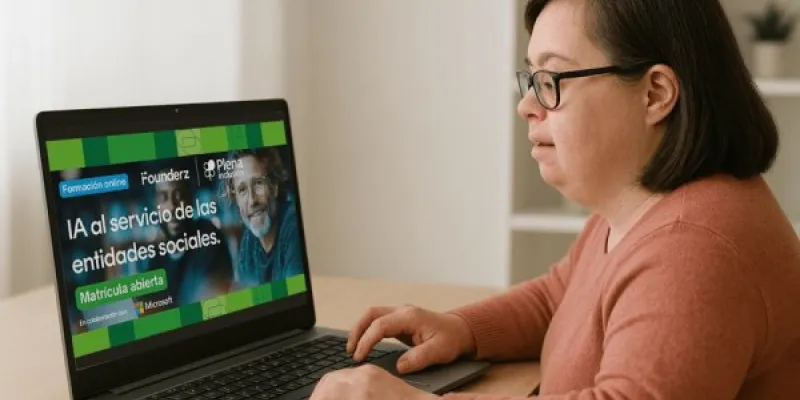 Una mujer con discapacidad intelectual asistiendo a la formación inclusiva