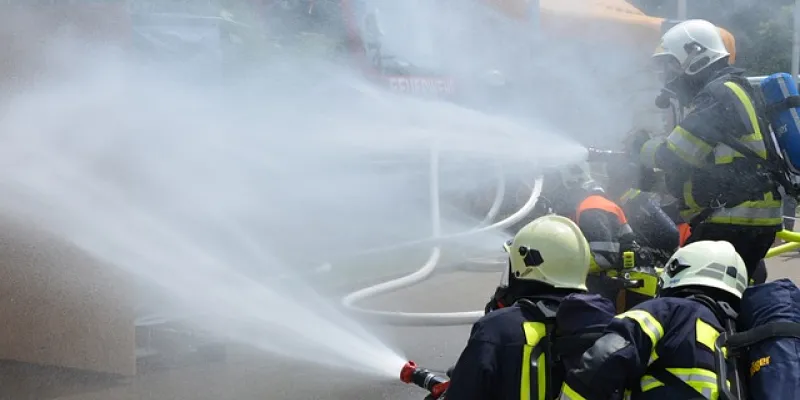 Bomberos apagando un fuego