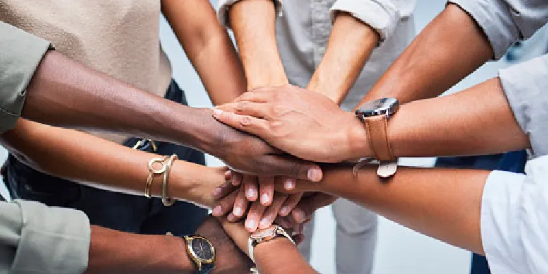 Brazos de empleados por la inclusión