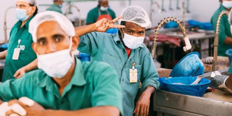 Varios hombres en una factoría