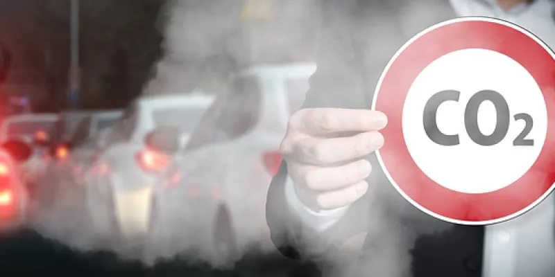 Manos con símbolo de CO2 haciendo referencia a la contaminación en las ciudades