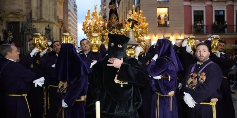 El preso liberado por Jesús "El Rico" en 2024 procesionando delante del trono 