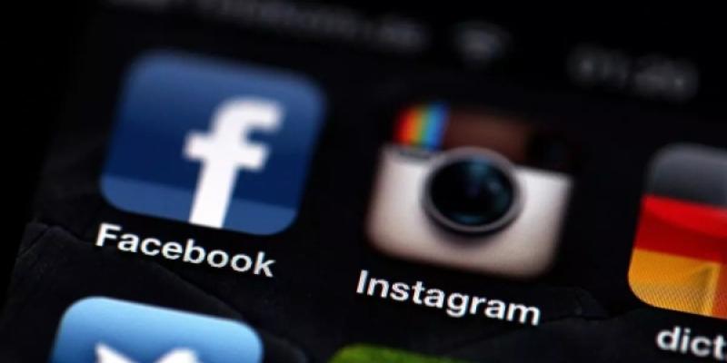 Móvil con apps de redes sociales