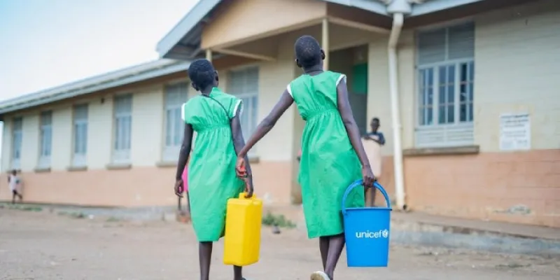 Dos niñas con cubos de UNICEF