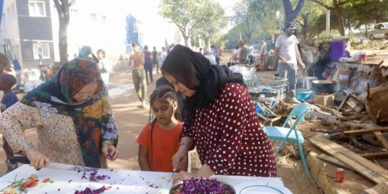 Dos mujeres, una de Afganistan y otra de Siria, cocina comida para toda la comunidad migrante del hotel de Picanya / JM López