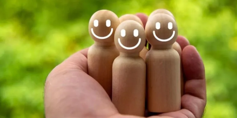 Muñecos de madera con cara de felicidad
