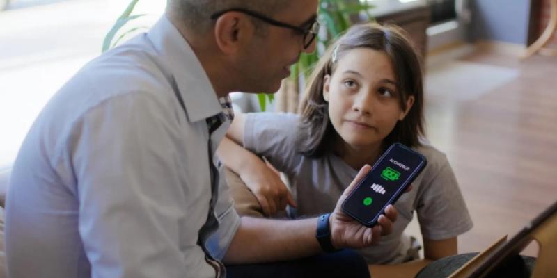 Padre e hija explorando un chatbot de IA. 