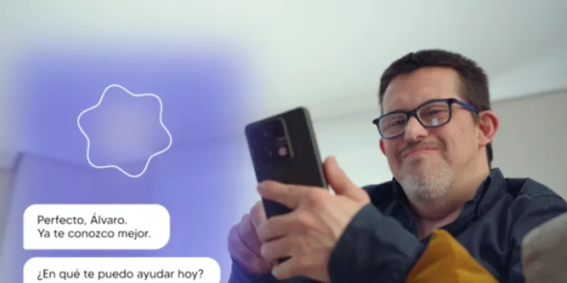 Una persona utilizando la aplicación ‘Peter’, un asistente de voz 