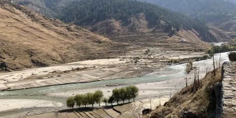 Valle del río Karnali, que nace en las meridionales del Himalaya