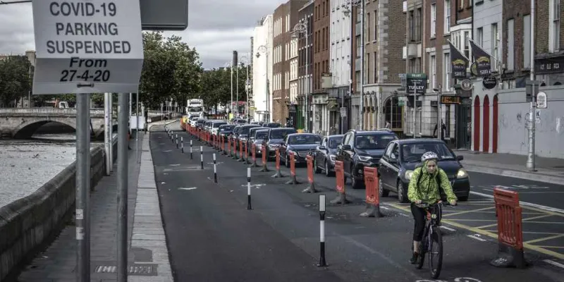 Hombre en bicicleta por las calles de Irlanda / GETTY IMAGES