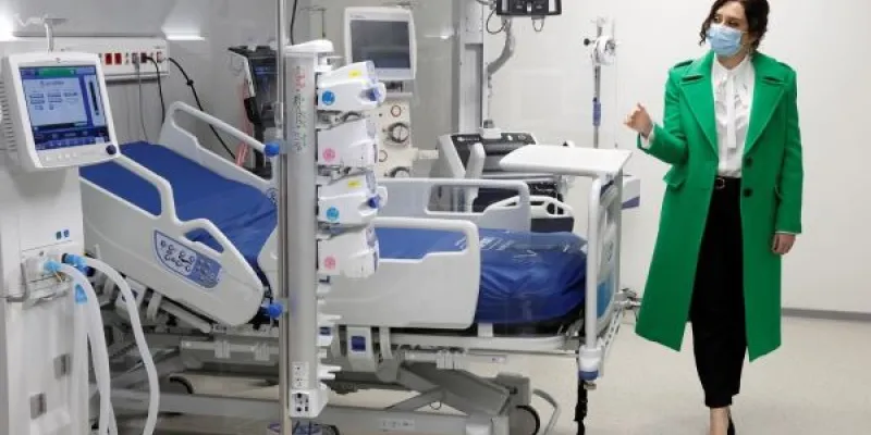 Isabel Díaz Ayuso en una de las áreas del nuevo hospital 