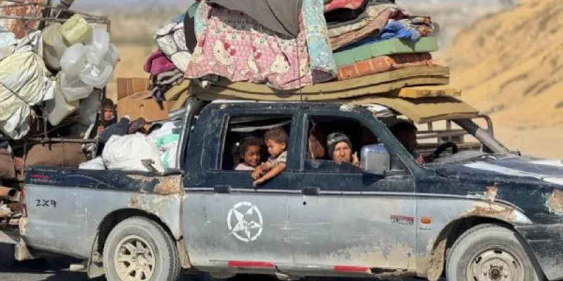 Gazatíes huyendo de la guerra entre Israel y Gaza