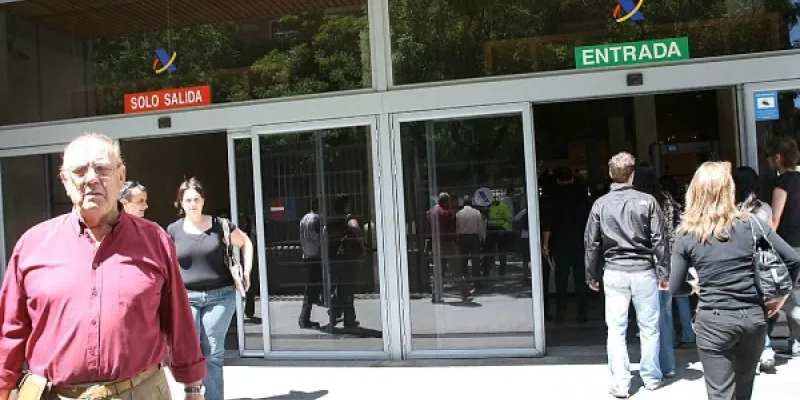 Varias personas entran y salen de una delegación de la Agencia Tributaria. 