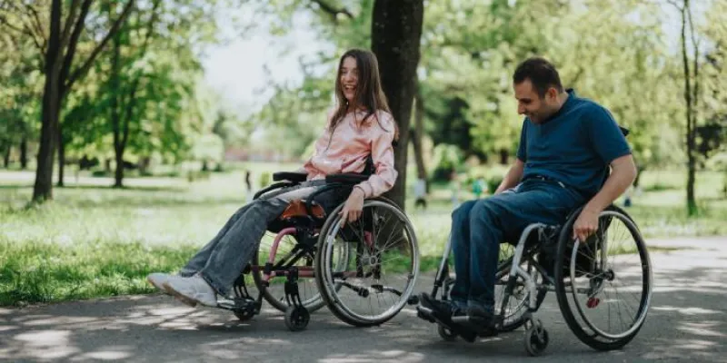 Jóvenes con discapacidad disfrutan en el parque 