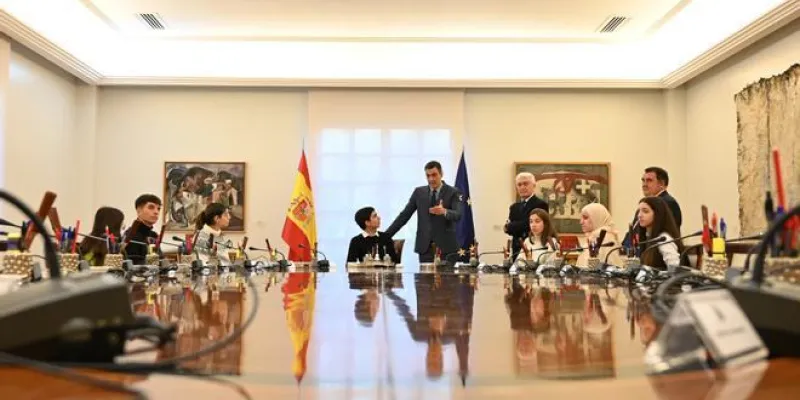 Los jóvenes hablando con Pedro Sánchez