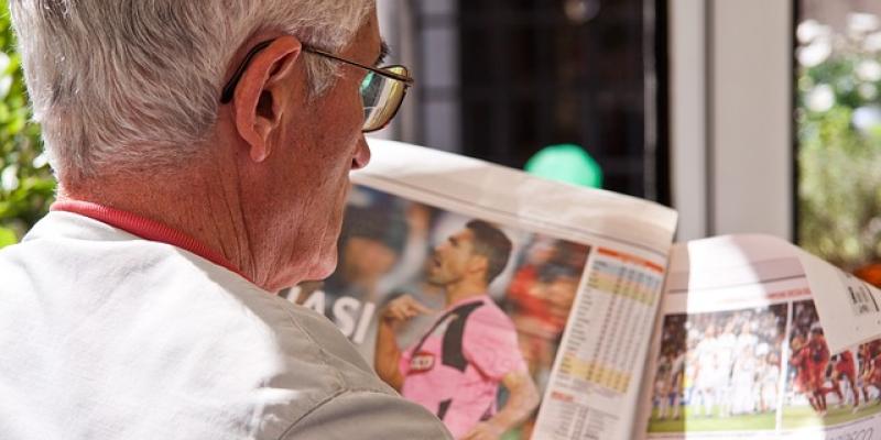 Jubilado leyendo el periódico