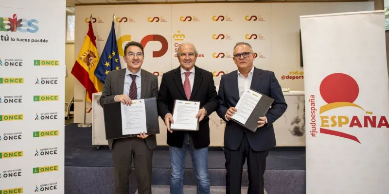 De izquierda a derecha, Andrés Ramos, Juan Carlos Barcos y Ángel Luis Gómez, tras la firma del acuerdo | Foto de ONCE