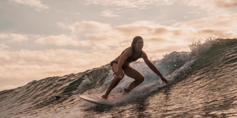 Mujer haciendo surf