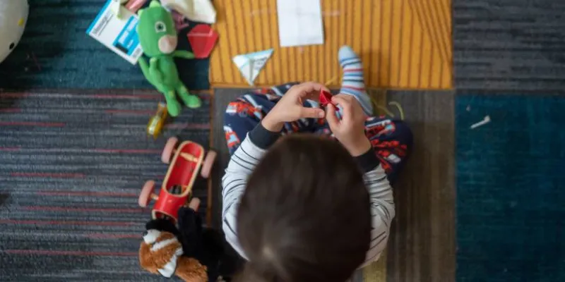 Niño jugando con sus juguetes