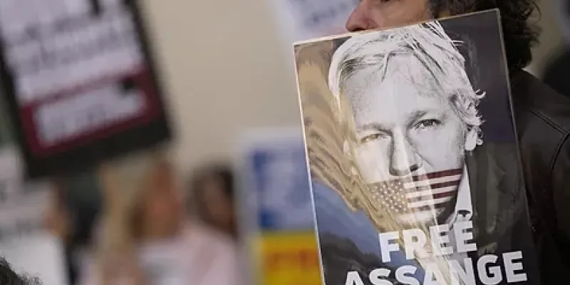 Carteles de apoyo a Julian Assange 
