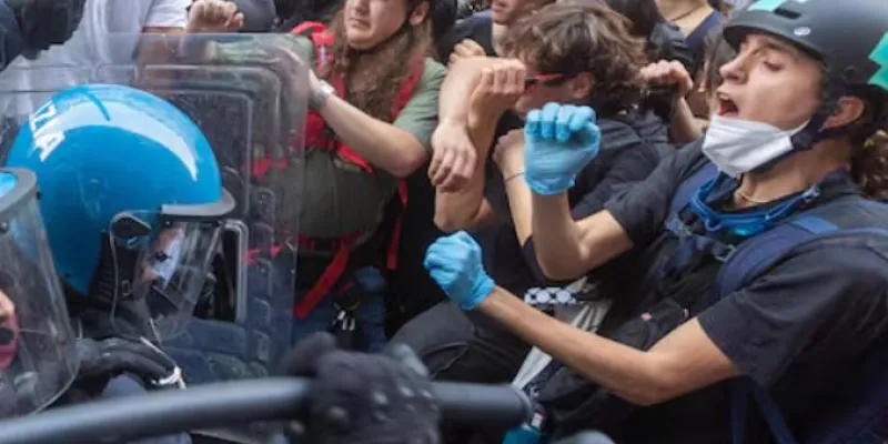 Varios agentes italianos se enfrentaban el sábado en Milán a los manifestantes de 'Italia in Piazza'. 